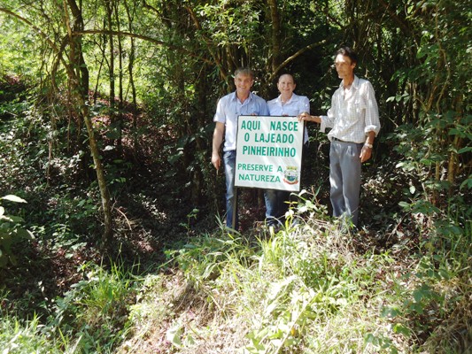 Nascente do Lajeado Pinheirinho recebe placa indicativa